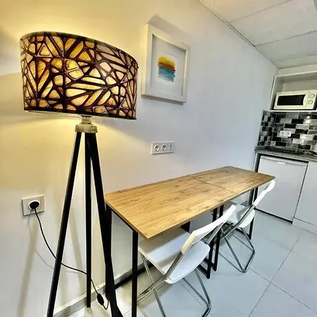 Cozy Midtown Studio In U4 アパート